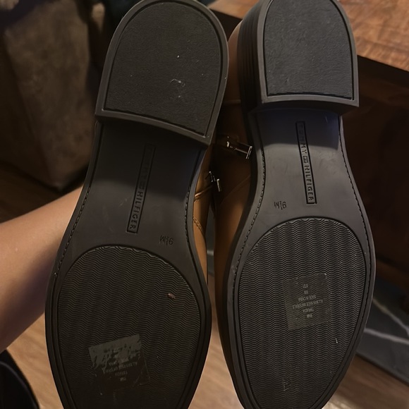 NEVER WORN brown Tommy Hilfiger shoe size 9 1/2 - Picture 4 of 4